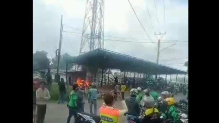 Ojol dan ojek pangkalan (opang) kembali terlibat gesekan. Kali ini peristwia terjadi di Cileunyi, Kabupaten Bandung.