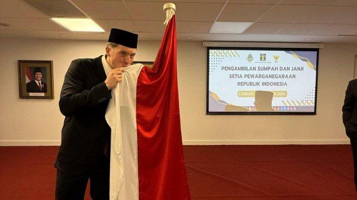 CIUM BENDERA - Ole Romeny yang kini resmi menjadi WNI mencium bendera Merah Putih dalam unggahan akun Instagram @erickthohir, Sabtu, 8 Februari 2025.