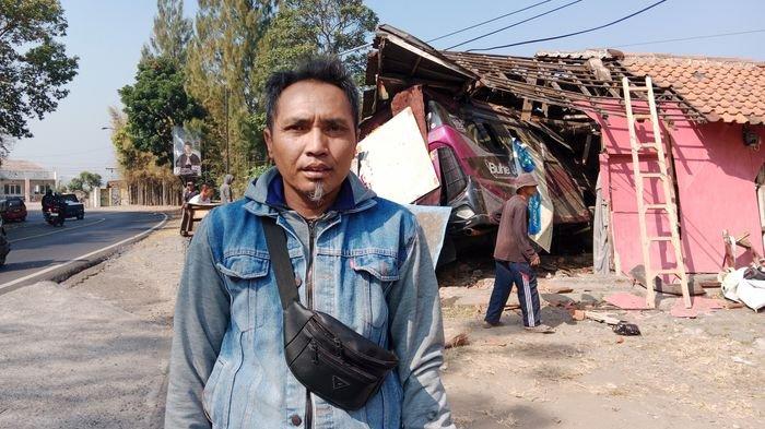 Oleh Kobul (43) sopir Elf Buhe Jaya yang mengalami kecelakaan di Jalan Bandung-Cirebon, Hegarmanah, Jatinangor, Sumedang, Senin (2/9/2024). 