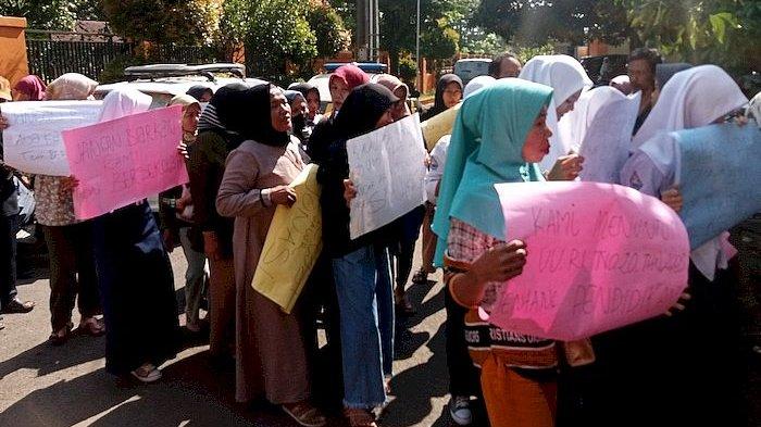 Puluhan Orang tua Siswa menggeruduk SMAN 1 Kalijati, minta anaknya bisa sekolah di SMAN 1 Kalijati, Subang yang lokasinya dekat dengan tempat tinggal mereka, Selasa (11/7/2023)