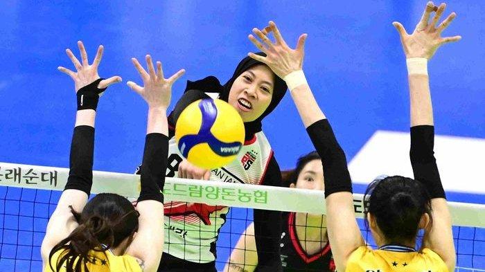 DIJAGA DUA PEMAIN - Opposite Daejeon JungKwanJang Red Sparks, Megawati Hangestri Pertiwi melepaskan spike yang dijaga dua middle blocker Suwon Hyundai E&C Hillstate