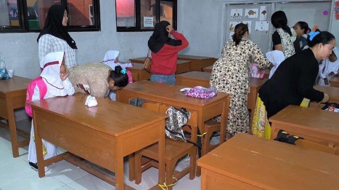 Orang tua murid saat berebut bangku di SDN 4 Kedokanagung, Kecamatan Kedokan Bunder, Kabupaten Indramayu, Senin (15/7/2024)