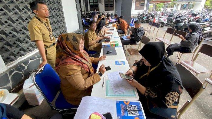 KONSULTASI SPMB - Orang tua siswa saat konsultasi SPMB di Kantor Dinas Pendidikan Kota Bandung, beberapa waktu lalu.