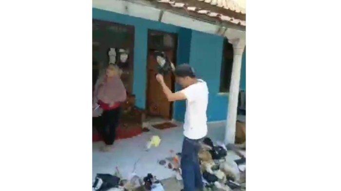 Sebuah video menggambarkan situasi di mana sejumlah pemuda menaburkan sampah di teras rumah warga di Desa Cinanjung, Kecamatan Tanjungsari, Kabupaten Sumedang. Orang yang tinggal di rumah itu, diduga membuang sampah sembarangan.