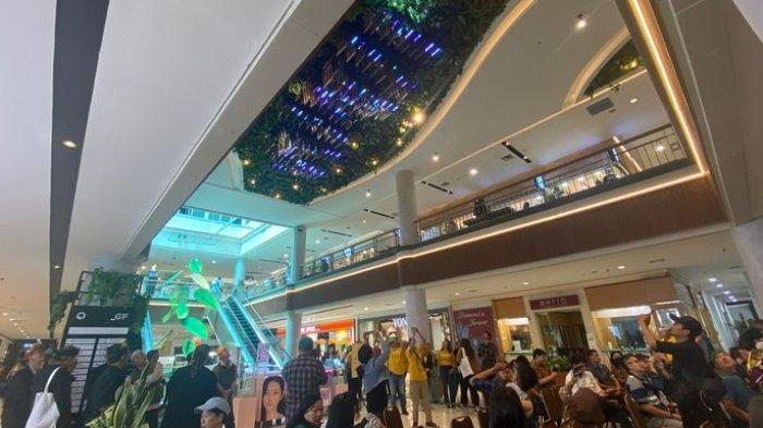 Ornamen robotic angklung yang menghiasi langit d'botanica Bandung yang diresmikan pada Kamis (21/12/2023).