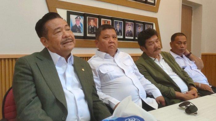 KISRUH ADVOKAT - Wakil Menteri Koordinator Bidang Hukum, HAM, Imigrasi dan Pemasyarakatan, Otto Hasibuan (paling depan), memberikan keterangan saat meninjau Lapas Kelas 1 Cirebon, Jumat (7/2/2025). Otto Hasibuan menilai kisruh advokat yang melibatkan pengacara Hotman Paris Hutapea dengan Razman Nasution harus diselesaikan di Dewan Kehormatan.