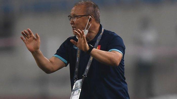 Park Hang-seo saat mendampingi timnas Vietnam melawan Arab Saudi pada ajang Kualifikasi Piala Dunia 2022 Zona Asia di Stadion My Dinh, Hanoi, Vietnam, 16 November 2021. (AFP/NHAC NGUYEN)