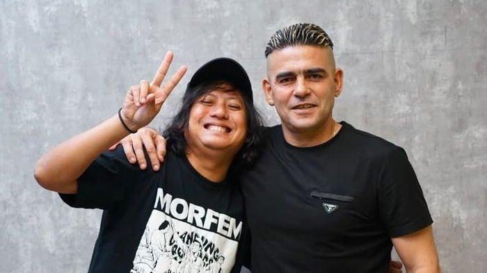 PENGAMAT sepak bola, Riphan Pradipta (kiri), saat berfoto dengan mantan penyerang Persib Bandung, Cristian Gonzales.