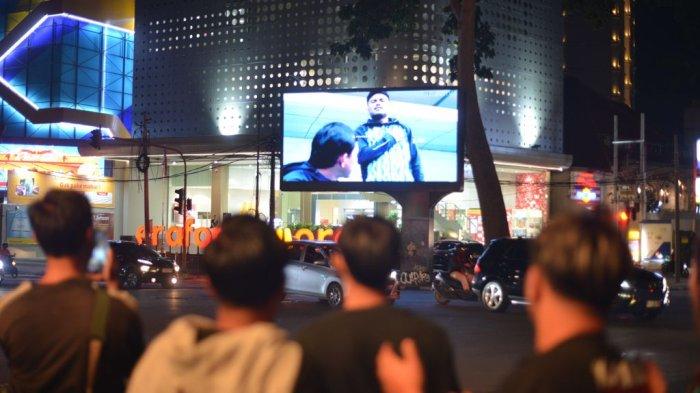 PERSIB mengumumkan bergabungnya Saddil Ramdani via videotron di depan Erafone & More Dago, Jalan Ir. H. Juanda No. 52, Kota Bandung.