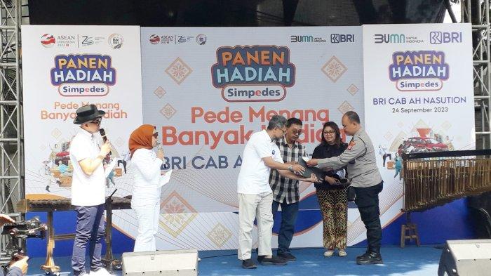 Para saksi memeriksa laptop yang masih tersebel sebagai alat pengundian PHS yang sah.*