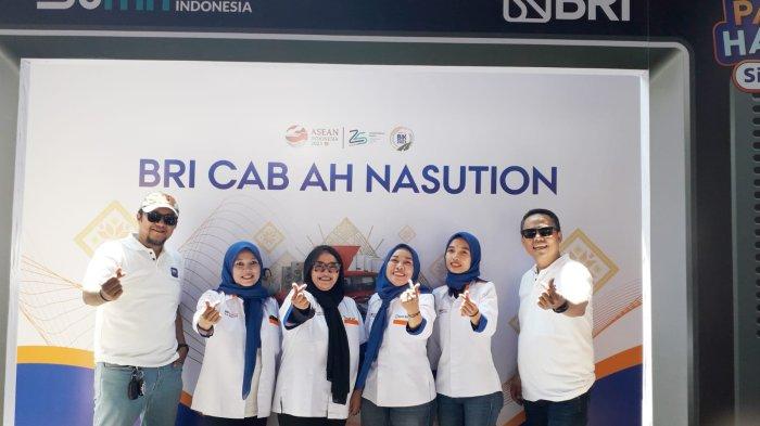 Manager Bisnis Mikro (MBM) BRI BO Bandung AH Nasution Erwin Sofiar dan Edwin Nopriana bersama Ageng BRILink Widaningsih dan rekan berfoto di Pojok Eksis.*