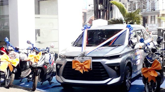 Hadiah grand prize Toyota Avanza yang diraih Timbangentangena Gin nasabah Simpedes BRI Unit Riung Bandung AH Nasution.*