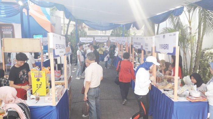 Para tamu undangan mengunjungi Bazaar murah UMKM BRI  menggunakan pembayaran dengan BRImo dan Qris BRI diskon khusus hingga 40%.*