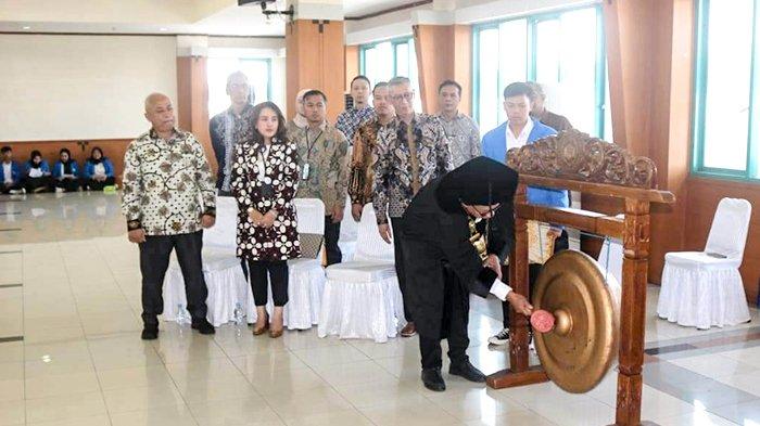 Prosesi pembukaan PKKMB 2023 ditandai dengan pemukulan gong oleh Ketua STIE Ekuitas Prof. Mokhamad Anwar, SE., M.Si., P.hD., disaksikan tamu undangan dan perwakilan bjb.*