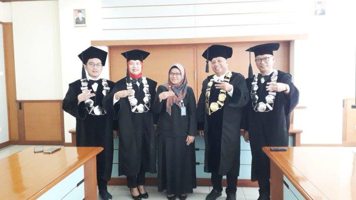 Salam tiga jari ciri khas Ekuitas, dari kiri kekanan: Wakil Ketua I Dr. Dito Rinaldo, SE., MM., Wakil Ketua II Dr. Neneng Hayati, SE,. MM., Ketua Pelaksana PKKMB Nur Asiah, SE,M MM., Ketua STIE Ekuitas Prof. Mokhamad Anwar, SE., M.Si., P.hD., dan Wakil Ketua III Dr. Ir. Dani Dagustani, MM., usai acara*
