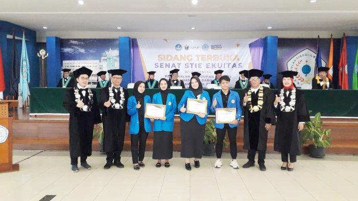 Foto bersama para Pimpinan dengan mahasiswa STIE Ekuitas yang berprestasi di tingkat nasional dan Internasional.*