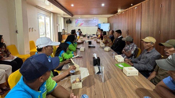 EDUKASI KELAUTAN - Untuk memperingati Hari Pendidikan Nasional (Hardiknas), PLN Indonesia PowerUBR JPR memberikan edukasi tentang kelautan. Dihadiri oleh kelompok nelayan, bank sampah, pelestari penyu, serta didukung oleh dosen dari Fakultas Perikanan dan Ilmu Kelautan IPB University, kegiatan ini mengangkat tiga pilar utama dalam program SEGARA KIDUL.