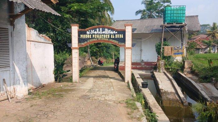 PT PLN (Persero) Unit Induk Pembangunan Jawa Bagian Tengah (UIP JBT) terus memberikan program yang bermanfaat bagi masyarakat. Salah satunya membantu pembangunan sarana dan prasarana air bersih untuk kebutuhan santri dan santriwati di Pondok Pesantren Al-Huda yang berada di Kampung Cibolang, Desa Sirnagalih, Kecamatan Cipongkor, Kabupaten Bandung Barat, Jawa Barat.