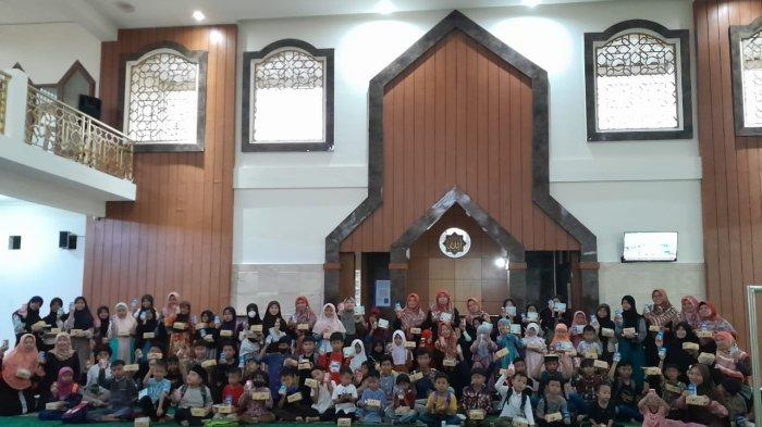 PT Diamond Cold Storage mengadakan pembagian takjil untuk buka puasa di Masjid Al Hikmah di Tanimulya, Kecamatan Ngamprah, Kabupaten Bandung Barat pada Sabtu (23/3) 