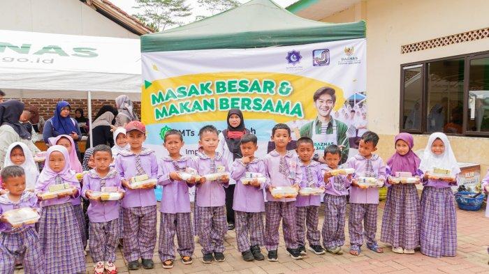 MAKAN BERGIZI GRATIS - PT Jasa Sarana bersama Badan Amil Zakat Nasional (Baznas) Jawa Barat menggelar program Makan Bergizi Gratis bagi para siswa Madrasah Tsanawiyah (MTs) Al-Faqihiyah, Kabupaten Bandung.