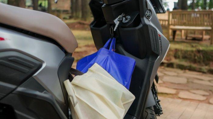 YAMAHA GEAR ULTIMA - PT Yamaha Indonesia Motor Manufacturing (YIMM) menghadirkan inovasi terbaru dalam lini motor skutiknya, Yamaha Gear Ultima. Fitur Yamaha Gear Ultima ini dilengkapi dengan bagasi berkapasitas 18,6 liter yang dapat memudahkan pengendara menyimpan barang-barang penting seperti jas hujan, belanjaan, hingga perlengkapan anak. Fitur ini sangat berguna bagi orang tua yang kerap membawa banyak keperluan saat bepergian. Fitur lainnya yang sangat membantu adalah ruang kaki yang lega dan kantung kompartemen ganda di bagian depan.
