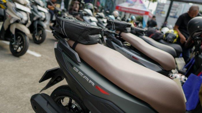 YAMAHA GEAR ULTIMA - PT Yamaha Indonesia Motor Manufacturing (YIMM) menghadirkan inovasi terbaru dalam lini motor skutiknya, Yamaha Gear Ultima. Fitur Yamaha Gear Ultima ini dilengkapi dengan bagasi berkapasitas 18,6 liter yang dapat memudahkan pengendara menyimpan barang-barang penting seperti jas hujan, belanjaan, hingga perlengkapan anak. Fitur ini sangat berguna bagi orang tua yang kerap membawa banyak keperluan saat bepergian. Fitur lainnya yang sangat membantu adalah ruang kaki yang lega dan kantung kompartemen ganda di bagian depan.