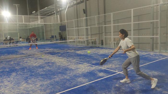 Padel kini jadi olahraga yang lebih diminati oleh masyarakat, bahkan belakangan menjadi trend dan banyak yang memainkannya dari berbagai kalangan dan usia.