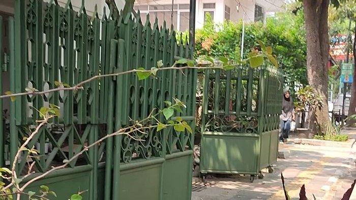 Suasana rumah di Jalan Aceh, Kota Bandung, Jawa Barat, yang pagarnya menjorok sampai trotoar.