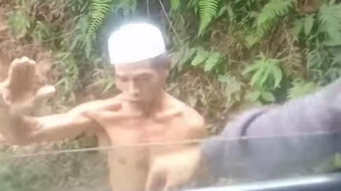 Beredar video yang menunjukkan aksi seorang pria paruh baya bertelanjang dada yang sedang melakukan perbaikan jalan, viral di media sosial