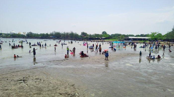 Wisatawan berlibur di Pantai Balongan Indah atau Pantai Bali Indramayu, Minggu (24/12/2023).
