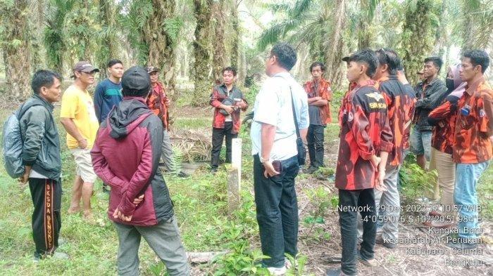 Tim gabungan terdiri Polsek Sukaraja, Kades Kungkai Baru, dan ormas Pemuda Pancasila saat mengecek lokasi yang diperbolehkan untuk lokasi kegiatan di Pantai Cemoro Sewu yang viral diprotes warga karena patok tarif mahal