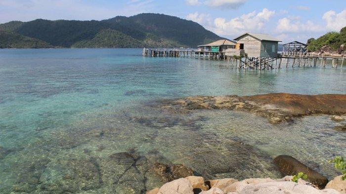 Pantai Pasir Manang yang berada di Kabupaten Kepulauan Anambas, Kepri suguhkan pemandangan laut jernih nan suasana yang asri.