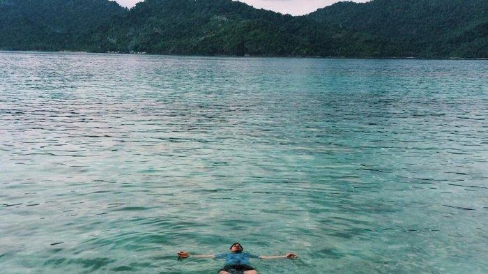 Pantai Pasir Manang yang berada di Kabupaten Kepulauan Anambas, Kepri suguhkan pemandangan laut jernih nan suasana yang asri.