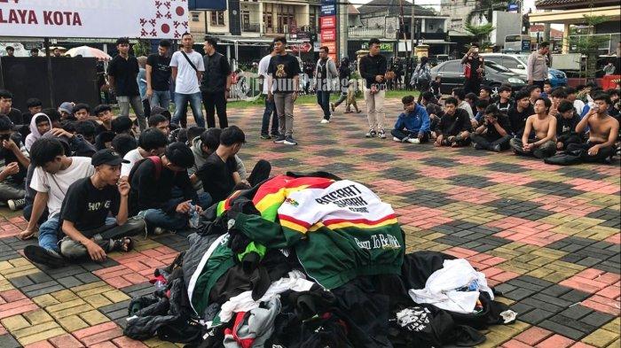 Para anggota geng bermotor Bogart Shark Classic (BSC) diringkus jajaran Polres Tasikmalaya Kota, Sabtu (1/6/2024) malam. Geng motor ini kemudian membubarkan diri, Minggu (2/6/2024)