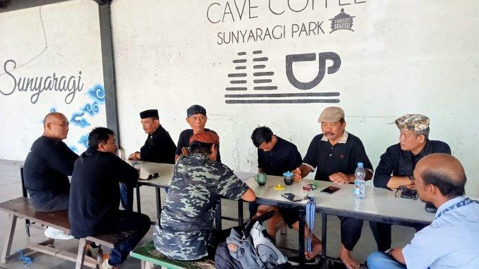DISKUSI BUDAYAWAN - Para budayawan dan sejarawan di Cirebon bertemu membahas terkait penamaan Kantor Gubernur Jawa Barat di Cirebon
