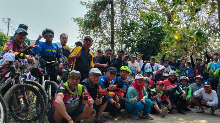 Para goweser Subang berfoto bersama seusai acara sosialisasi Gibran Rakabuming Raka kepada masyarakat Subang, Minggu (8/10/2023).