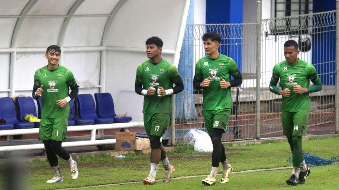 Para kiper Persib Bandung, dari kiri Fitrul Dwi Rustapa, Putra Sheva Sanggasi, Kevin Ray Mendoza, dan Teja Paku Alam, mengikuti latihan di Stadion Sidolig, Bandung, Senin (22/4/2024).