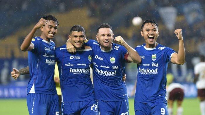 Para pemain PERSIB merayakan gol ke gawang Borneo FC pada pertandingan pekan ke-11 Liga 1 2024/2025 di Stadion Gelora Bandung Lautan Api, Jumat, 22 November 2024.