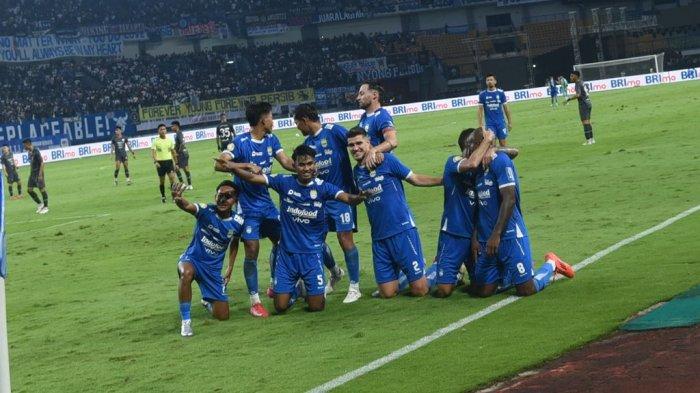 Para pemain PERSIB merayakan gol ke gawang Persis Solo pada pertandingan pertandingan pekan ke-34 Liga 1 2024/25 di Stadion Gelora Bandung Lautan Api, Sabtu, 24 Mei 2025.