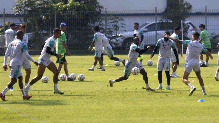 Para pemain Persib Bandung menjalani latihan di Stadion Sidolig, Kota Bandung, Rabu (13/12/2023).