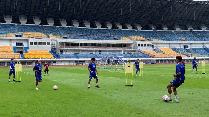 LATIHAN PERSIB - Para pemain Persib berlatih di Stadion Gelora Bandung Lautan Api, Minggu, 23 Februari 2025.
