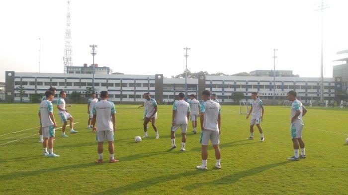 Para pemain Persib mengikuti program latihan di lapangan Stadion Sidolig, Kota Bandung, Senin (24/7)