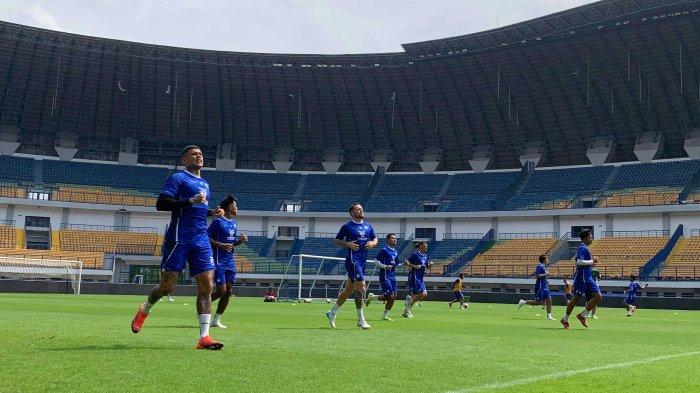 Para pemain Persib menjalani latihan pemulihan di Stadion Gelora Bandung Lautan Api, Kota Bandung, Minggu, 24 November 2024.