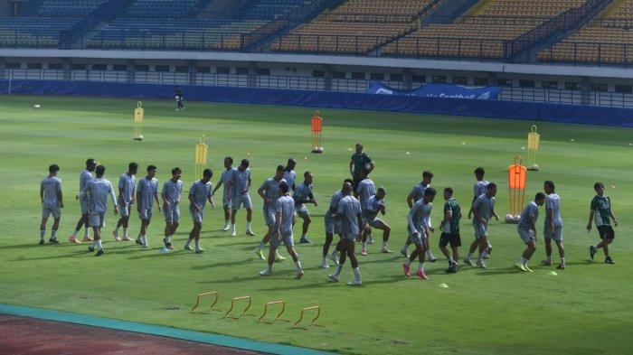 LATIHAN - Para pemain Persib menjalani latihan di Stadion Gelora Bandung Lautan Api, Sabtu, 15 Februari 2025.