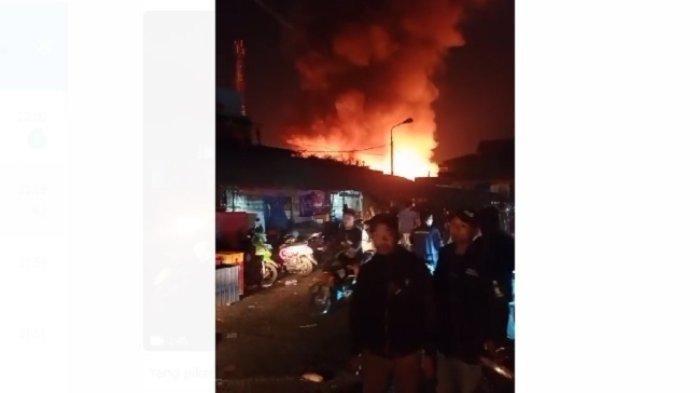 Kebakaran melanda Pasar Leuwiliang, di Kecamatan Leuwiliang, Kabupaten Bogor, Rabu (27/9/2023) malam.