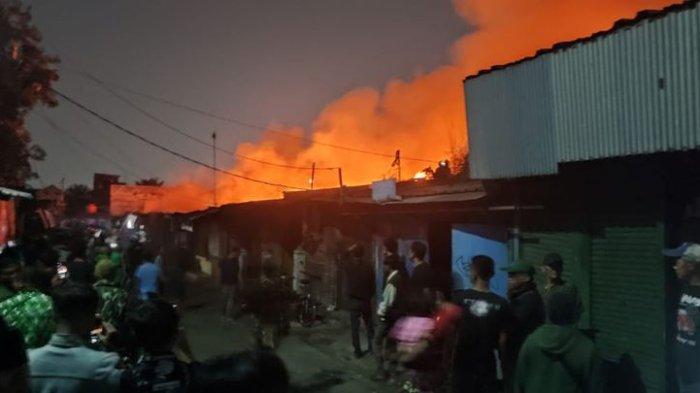 Sejumlah pemilik jongko dan kios sembako di Pasar Sadang Serang, berjibaku memadamkan api yang melalap ratusan kios dan jongko mereka saat terjadi kebakaran, Jumat (4/8/2023) sore.