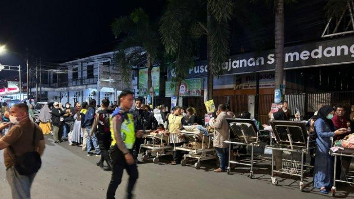 Ratusan pasien di RSUD Sumedang menghambur ke jalan di Kecamatan Sumedang Utara, Minggu (31/12/2023) malam.