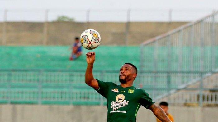 Paulo Victor, pemain asing Persebaya Surabaya, mengontrol bola saat pertandingan pekan ke-20 Liga 1 2022/2023 melawan Bhayangkara FC yang berakhir dengan skor 2-1 di Stadion Gelora Joko Samudro Gresik, Senin (23/1/2023) sore.