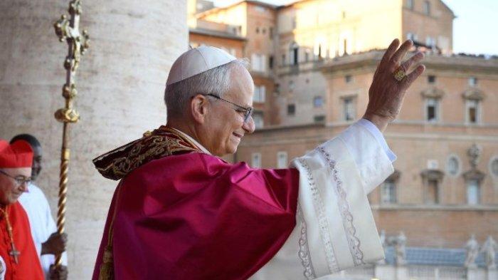Paus Leo XIV menyapa umat di Basilika Santo Petrus, Vatikan, 8 Mei 2025.