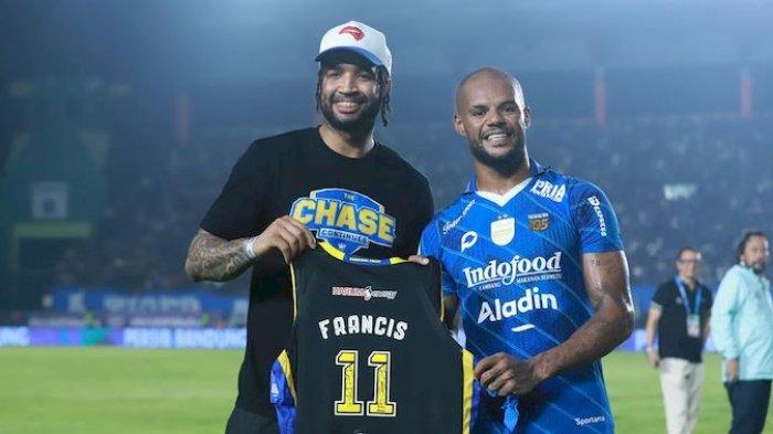 Pebasket Prawira Harum Bandung, Brandone Francis dan striker Persib, David da Silva bertukar jersey di Stadion Si Jalak Harupat Kabupaten Bandung, Minggu, 26 Mei 2024.